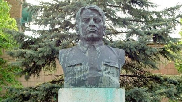 Памятник Эммануилу Квирингу в Артёмовске Памятник Эммануилу Квирингу в Артёмовске