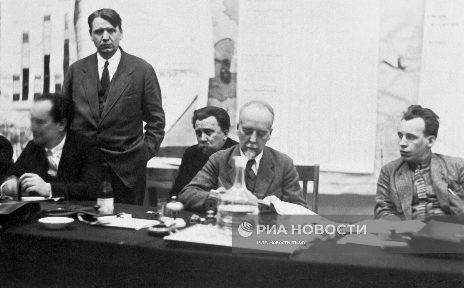 Валериан Куйбышев, Квиринг, А. П. Брюханов, Г. М. Кржижановский (слева направо) на президиуме V Всесоюзного съезда Советов Госплана. Валериан Куйбышев, Квиринг, А. П. Брюханов, Г. М. Кржижановский (слева направо) на президиуме V Всесоюзного съезда Советов Госплана. - РИА Новости, 1920, 23.11.2023