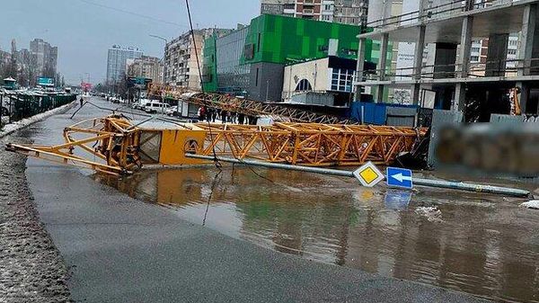 Место падения крана в Киеве
