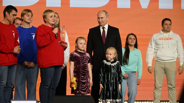 Президент РФ В. Путин наградил победителей международной премии #Мывместе Президент РФ В. Путин наградил победителей международной премии #Мывместе