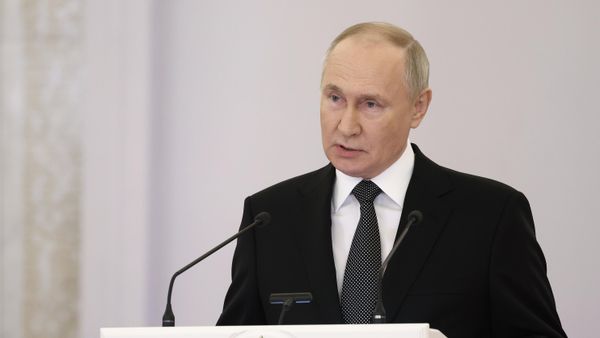 Президент РФ В. Путин вручил Героям России медали Золотая Звезда
