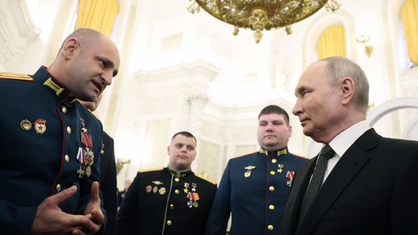 Президент РФ В. Путин вручил Героям России медали Золотая Звезда