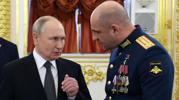 Президент РФ В. Путин вручил Героям России медали Золотая Звезда
