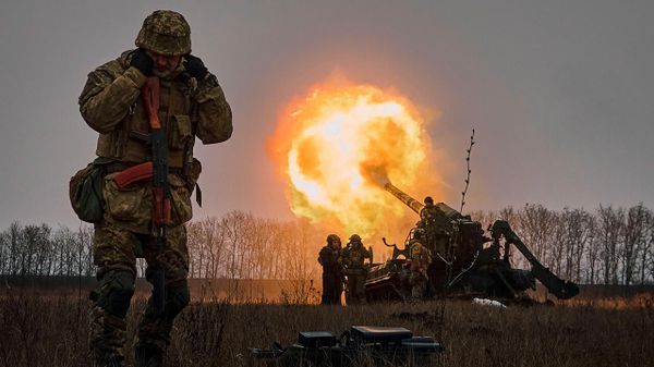 Беспилотники, пушки и... юмор: как российские добровольцы мощно бьют врага. Спецрепортаж из Соледара