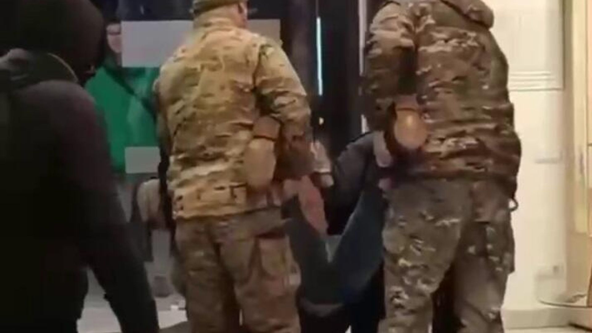 украинские военные несут нарушителя гражданского порядка украинские военные несут нарушителя гражданского порядка - РИА Новости, 1920, 17.12.2023