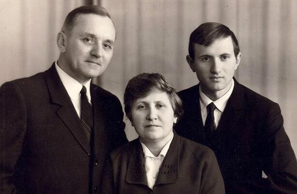 Василий Кук с женой Ульяной и сыном Юрием, 1971 год