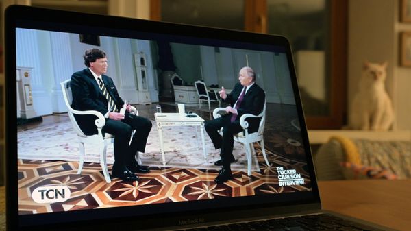 Трансляция интервью президента РФ Владимира Путина американскому журналисту Такеру Карлсону