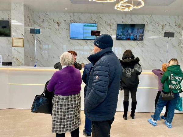 В холе многопрофильного медицинского центра Мариуполя