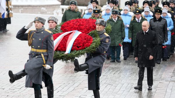 Президент РФ В. Путин возложил венок к Могиле Неизвестного Солдата