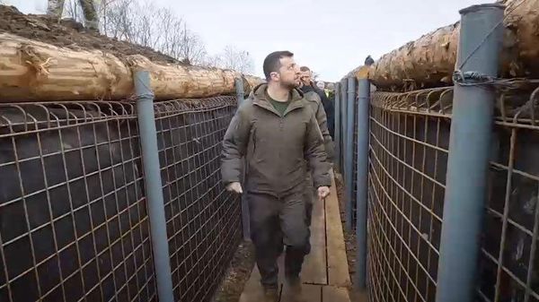 В среду, 27 марта, президент Украины Владимир Зеленский побывал в Сумской области, где осмотрел ход строительства фортификационных сооружений