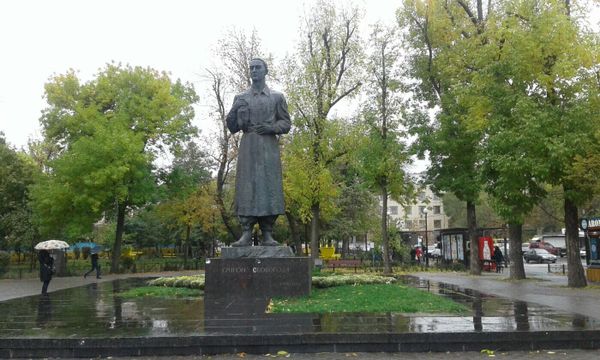 Памятник Г. Сковороде работы И. Кавалеридзе в Киеве