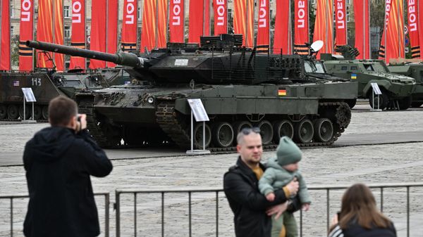 Подготовка к выставке трофейного вооружения и техники на Поклонной горе