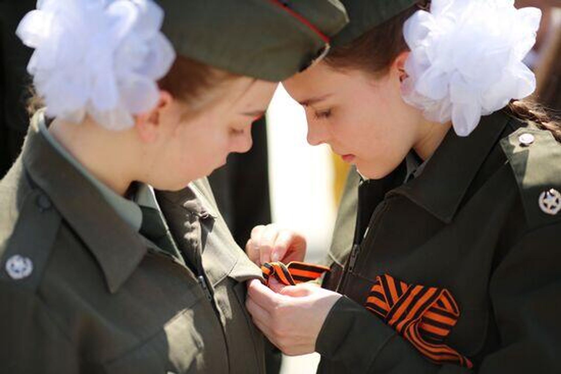 Воспитанницы военно-патриотических клубов одевают георгиевские ленточки. Мамаев Курган, Волгоград. 2019  - РИА Новости, 1920, 08.05.2024