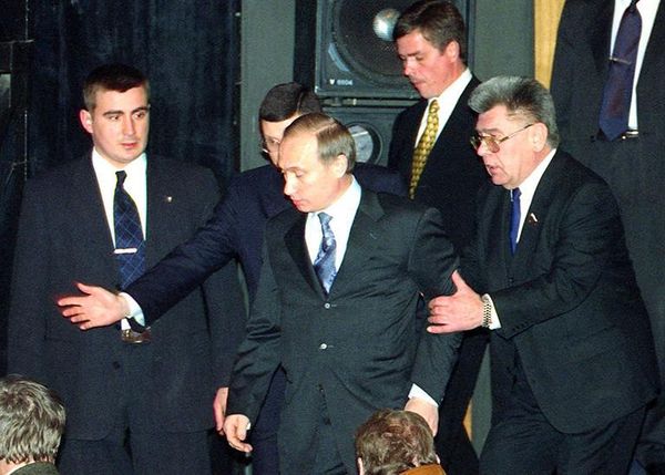 Заместитель начальника охраны президента РФ Алексей Дюмин, исполняющий обязанности президента РФ Владимир Путин и губернатор Ивановской области Владислав Тихомиров  на отраслевом совещании работников текстильной и легкой промышленности, 7 марта 2000 года
