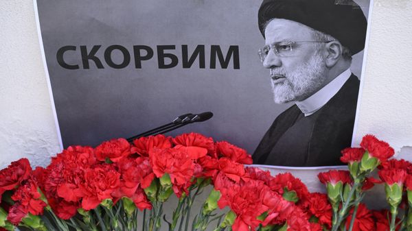 Цветы в память о президенте Ирана Эбрахиме Раиси