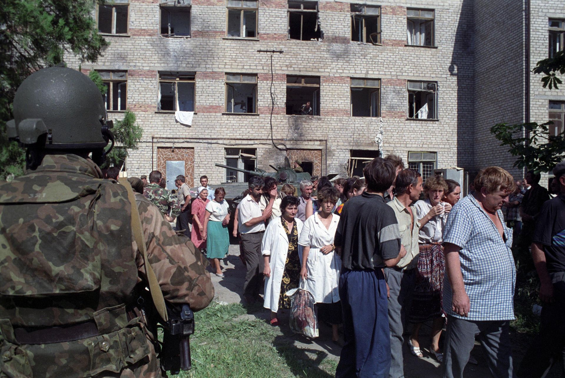 Освобождение заложников в Будённовске Ставропольского края (июнь 1995 года) Освобождение заложников в Будённовске Ставропольского края (июнь 1995 года) - РИА Новости, 1920, 03.10.2026