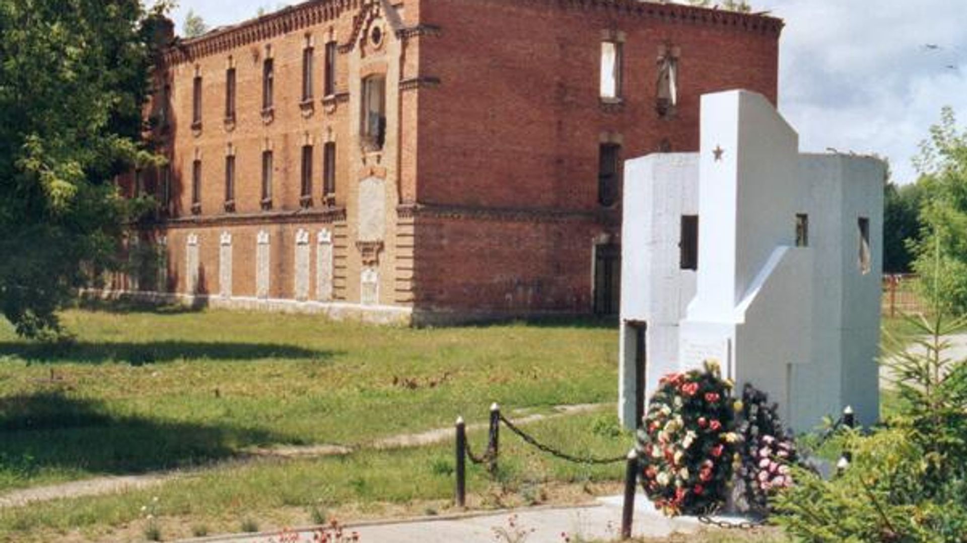 Мемориальный обелиск на месте концлагеря в Березе-Картузской Мемориальный обелиск на месте концлагеря в Березе-Картузской - РИА Новости, 1920, 17.06.2024