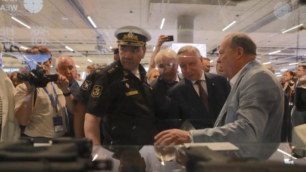 Главком ВМФ адмирал Александр Моисеев осматривает тульские разработки новейшего вооружения на Международном военно-морском салоне Флот-2024