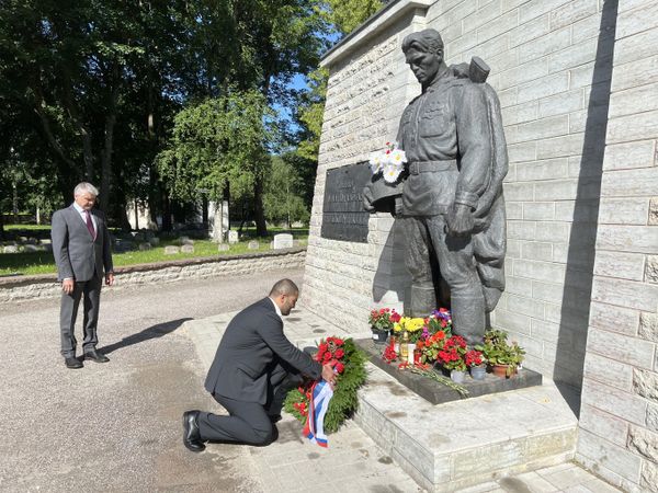 Возложение венков к памятнику Воину-Освободителю на Таллинском военном кладбище