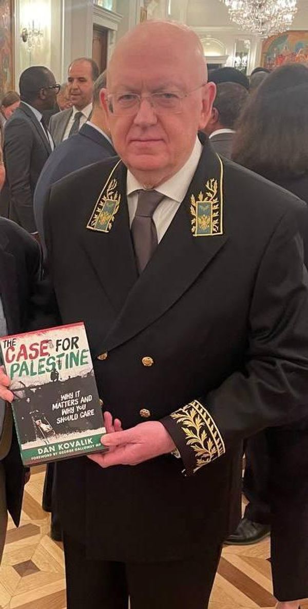 Постпред РФ в Совбезе ООН Василий Небензя с книгой Дэна Ковалика