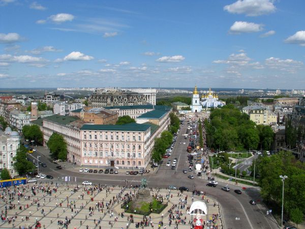 Вид на Верхний город с колокольни Софии Киевской (памятник Хмельницкому, здание присутственных мест, Михайловский Златоверхий монастырь) Вид на Верхний город с колокольни Софии Киевской (памятник Хмельницкому, здание присутственных мест, Михайловский Златоверхий монастырь)