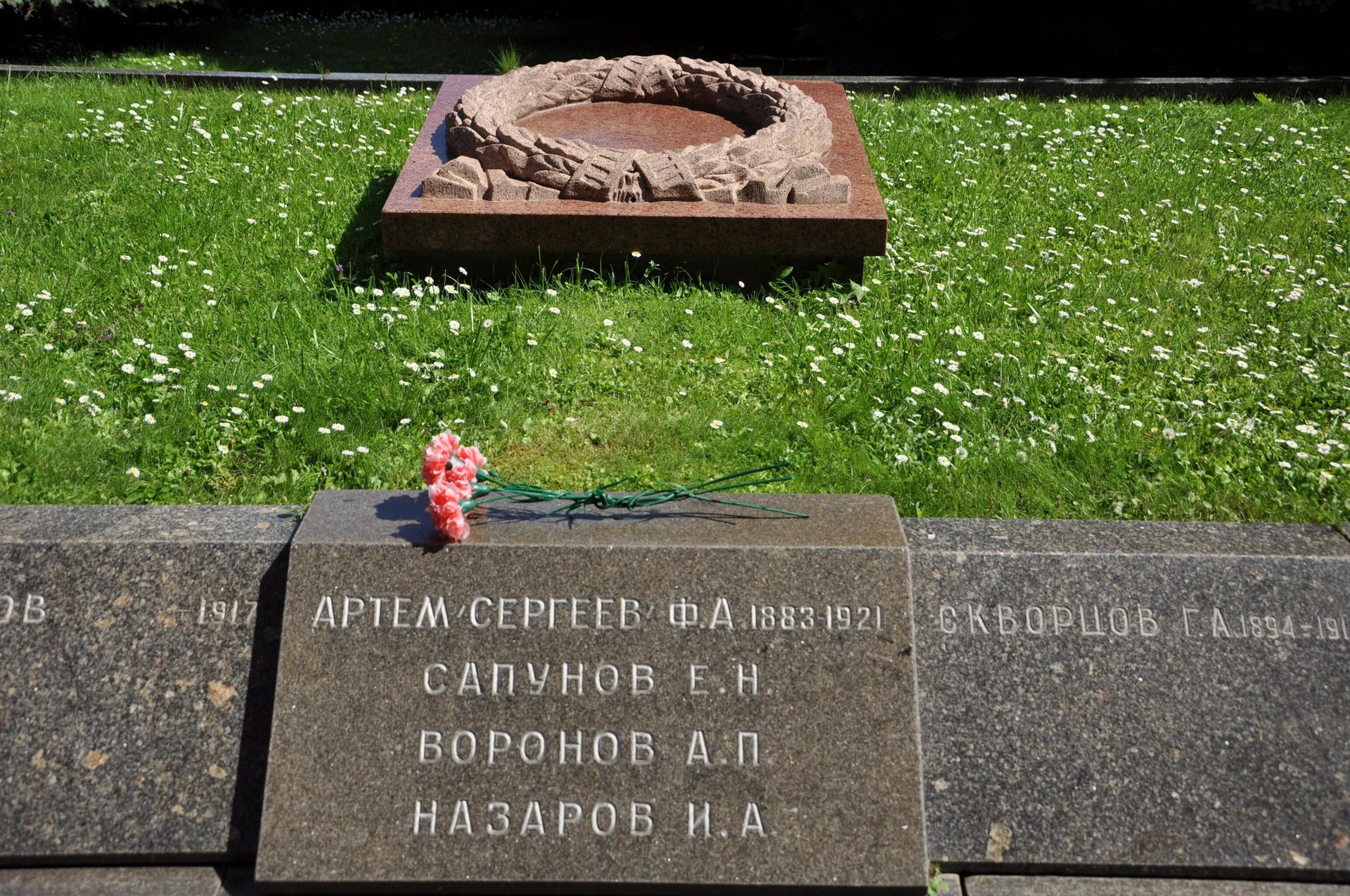 Могила Артёма (Сергеева) у кремлёвской стены Могила Артёма (Сергеева) у кремлёвской стены - РИА Новости, 1920, 21.07.2024