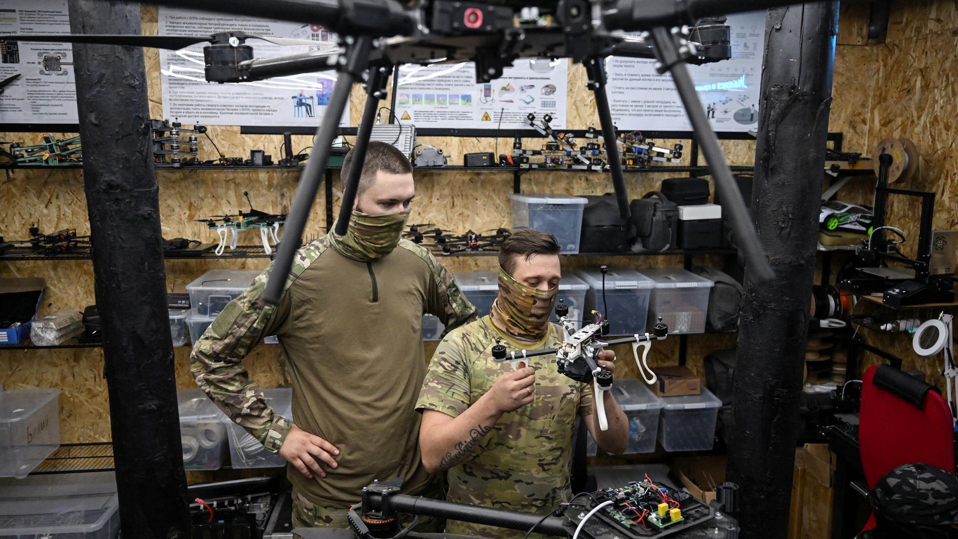 Обучение операторов FPV-дронов группировки Запад на Купянском направлении СВО Обучение операторов FPV-дронов группировки Запад на Купянском направлении СВО - РИА Новости, 1920, 23.07.2024