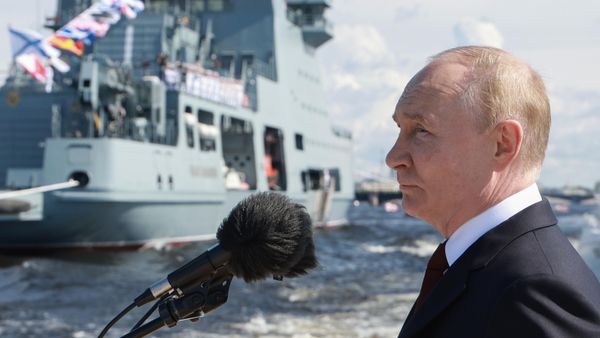 Президент Владимир Путин принял участие в Главном военно-морском параде Президент Владимир Путин принял участие в Главном военно-морском параде