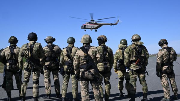 Занятия спецназа Росгвардии по беспарашютному десантированию с вертолета