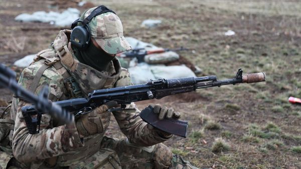 Учения штурмовиков добровольческого подразделения Барс-13 в ДНР Учения штурмовиков добровольческого подразделения Барс-13 в ДНР