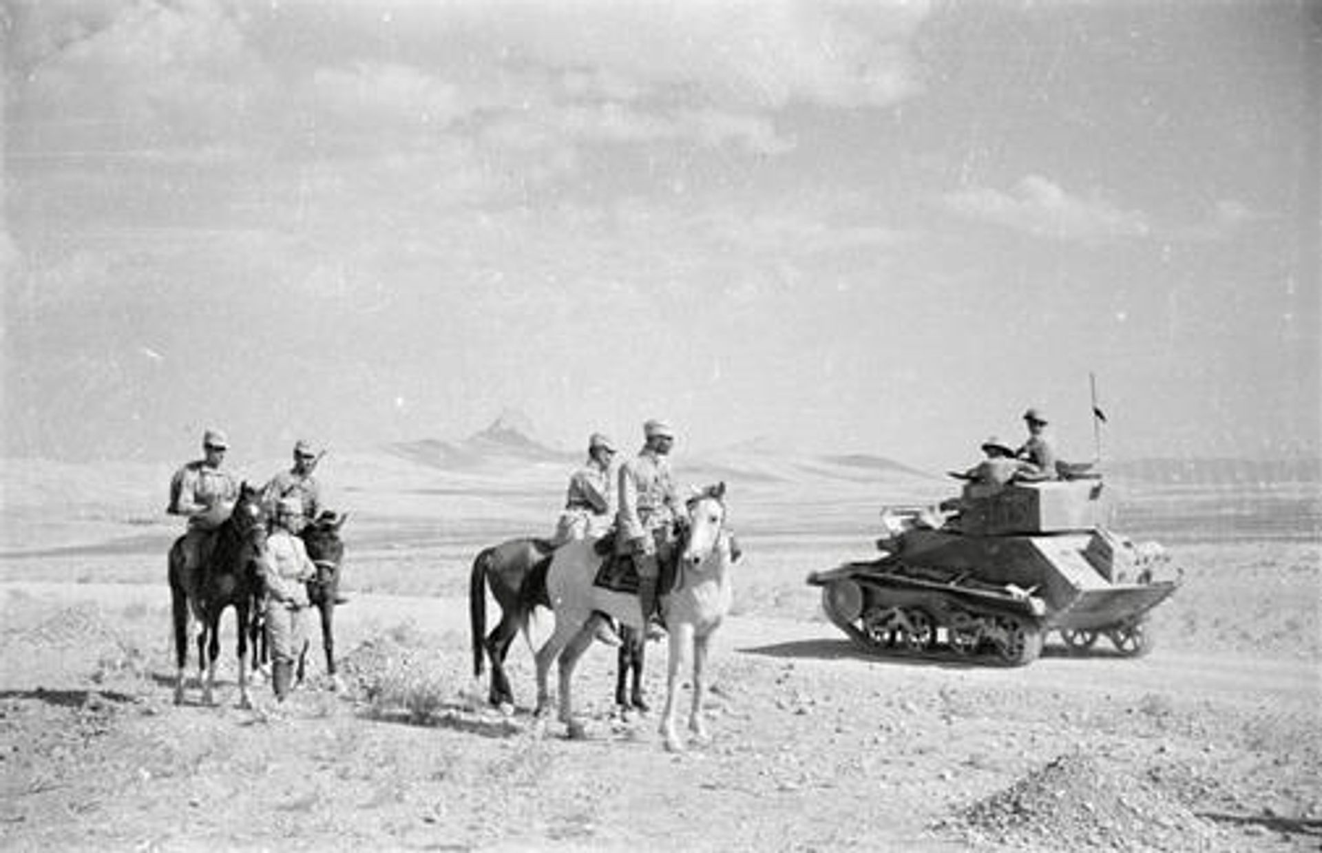 Советские кавалеристы и британский танк в Иране, август 1941 года Советские кавалеристы и британский танк в Иране, август 1941 года - РИА Новости, 1920, 25.08.2024