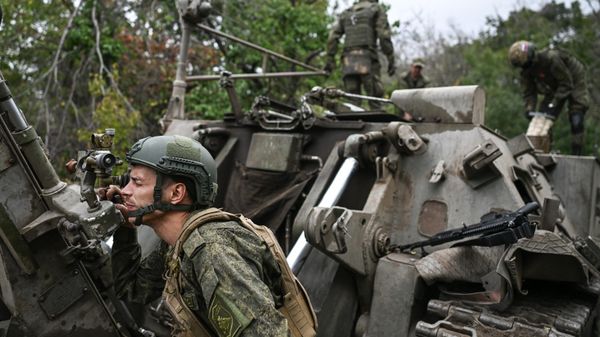 Работа военнослужащих 17-й гвардейской артиллерийской бригады 3 армейского корпуса на 240-мм самоходном миномете 2с4 Тюльпан в зоне проведения специальной военной операции