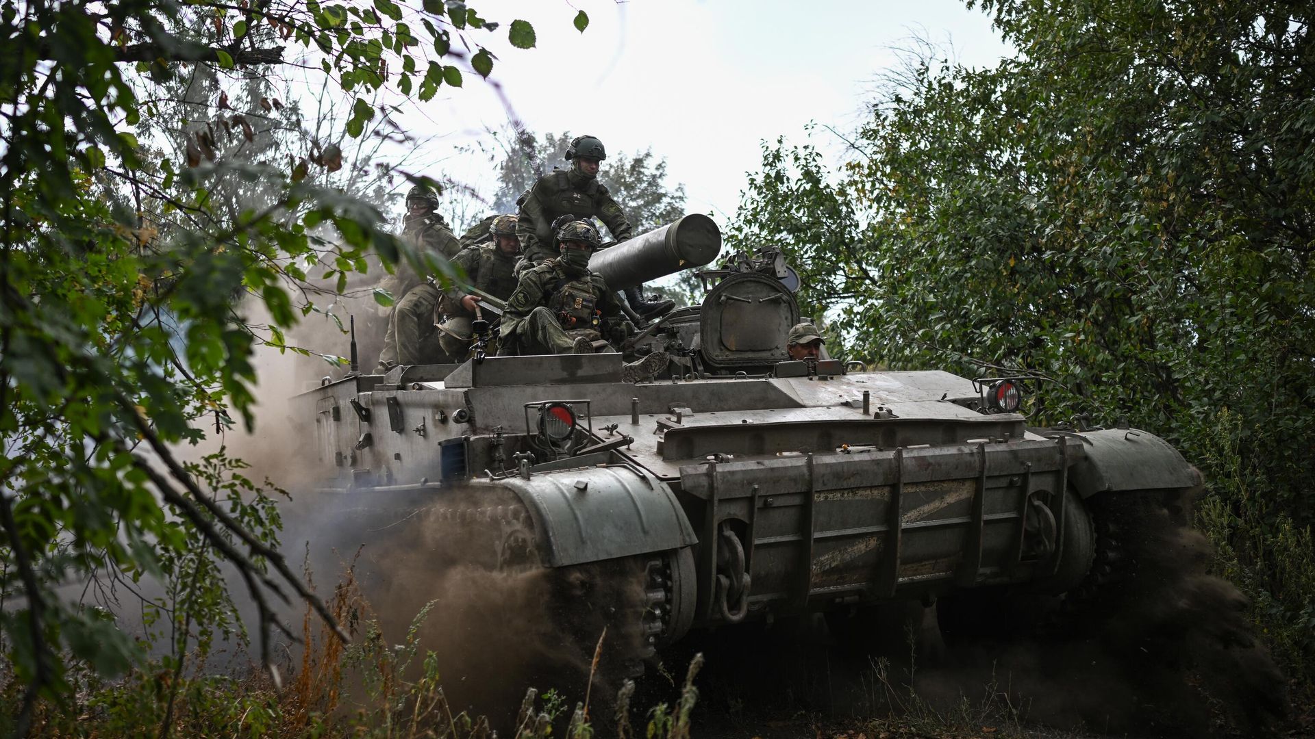 Работа военнослужащих 17-й гвардейской артиллерийской бригады 3 армейского корпуса на 240-мм самоходном миномете 2с4 Тюльпан в зоне проведения специальной военной операции. Работа военнослужащих 17-й гвардейской артиллерийской бригады 3 армейского корпуса на 240-мм самоходном миномете 2с4 Тюльпан в зоне проведения специальной военной операции. - РИА Новости, 1920, 07.10.2024