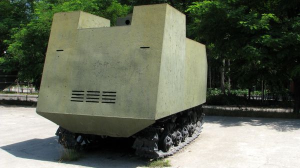 Макет танка НИ на мемориале 411 батареи в Одессе Макет танка НИ на мемориале 411 батареи в Одессе