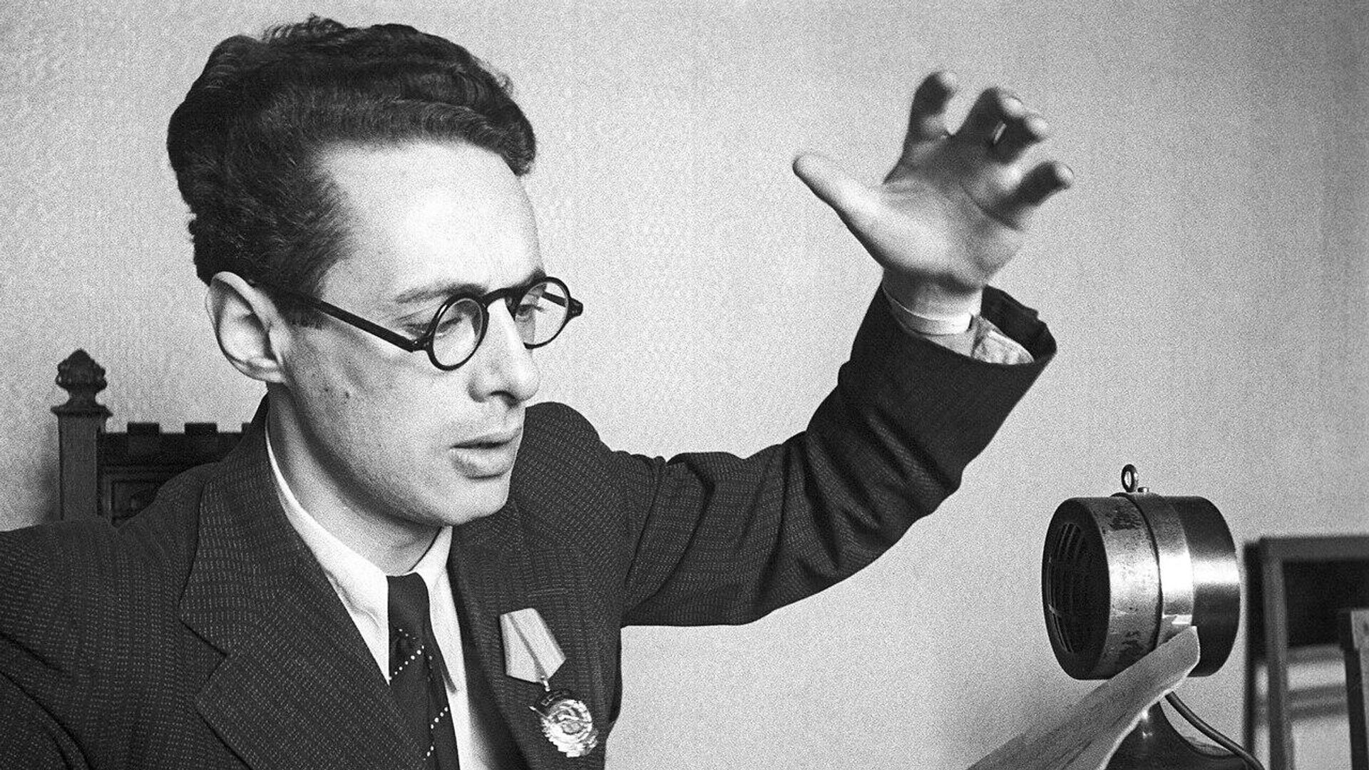 Юрий Левитан 9 мая 1945 года - РИА Новости, 1920, 02.10.2024