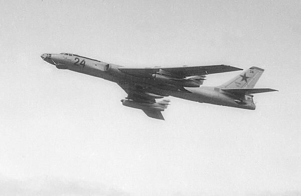 Бомбардировщик Ту-16КС с подвешенными крылатыми ракетами КС-1 