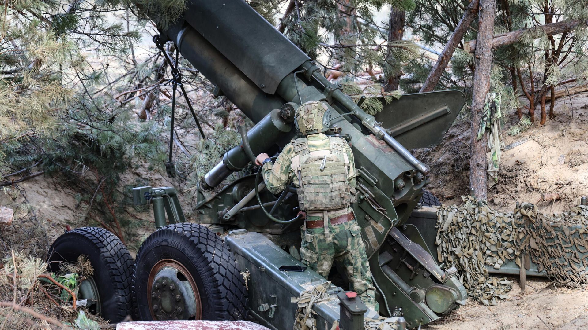 Боевая работа наводчика орудия Гиацинт-Б ВС РФ в Херсонской области. Боевая работа наводчика орудия Гиацинт-Б ВС РФ в Херсонской области. - РИА Новости, 1920, 24.10.2024