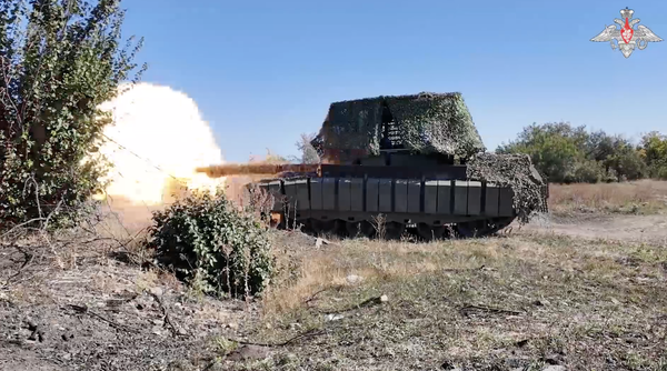Танк Т-80БВМ с динамической защитой на бортах и противодронным мангалом на башне в зоне СВО Танк Т-80БВМ с динамической защитой на бортах и противодронным мангалом на башне в зоне СВО