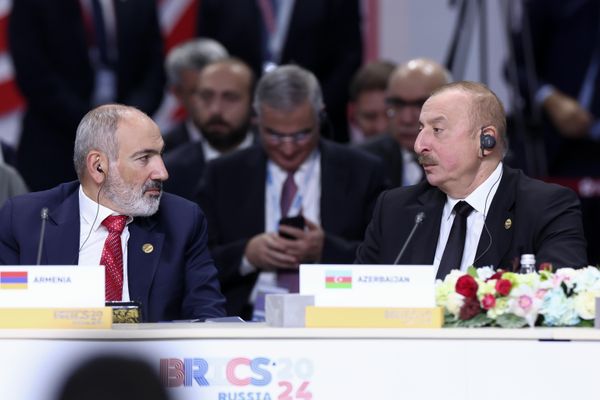 Никол Пашинян и Ильхам Алиев на первом пленарном заседании XVI саммита БРИКС в формате БРИКС плюс