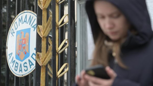 Девушка у здания посольства Румынии на Мосфильмовской улице в Москве.