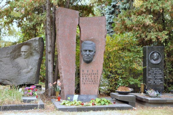 Могила М.К. Янгеля на Новодевичьем кладбище Могила М.К. Янгеля на Новодевичьем кладбище