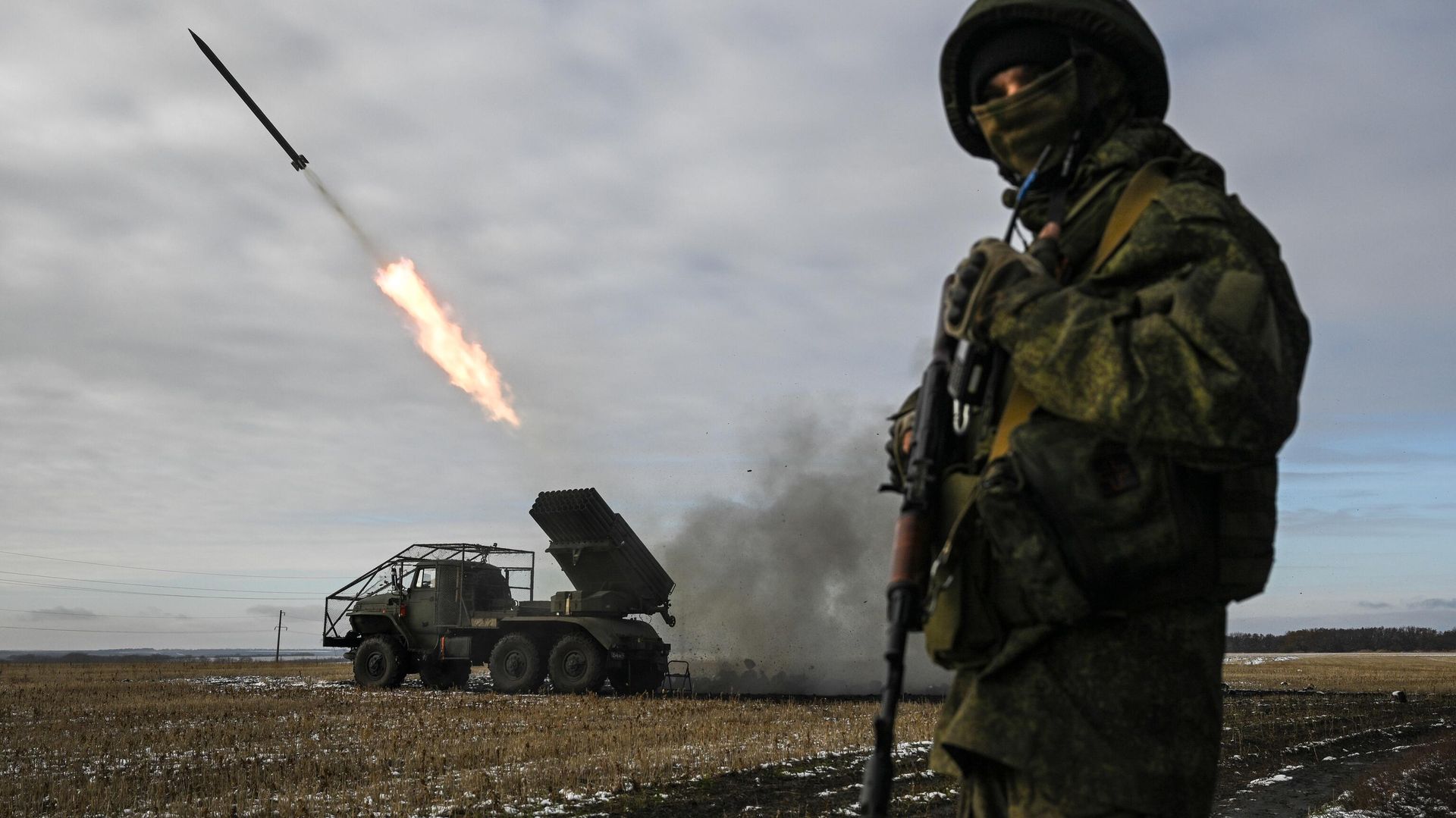 Военнослужащие реактивной артиллерийской батареи РСЗО БМ-21 Град 44-го армейского корпуса группировки войск Север Военнослужащие реактивной артиллерийской батареи РСЗО БМ-21 Град 44-го армейского корпуса группировки войск Север - РИА Новости, 1920, 23.12.2024