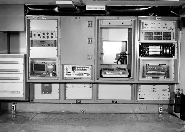 Внутренний вид придорожного модуля Convair Weapons System Control (WSCT). Тренер обучает стрельбе и ремонту крылатых ракет наземного базирования Томагавк Внутренний вид придорожного модуля Convair Weapons System Control (WSCT). Тренер обучает стрельбе и ремонту крылатых ракет наземного базирования Томагавк