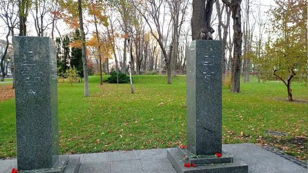 Опустевшие постаменты