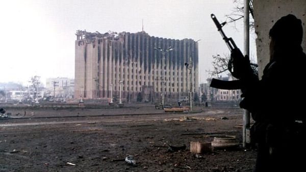 Президентский дворец в Грозном, 1995 год Президентский дворец в Грозном, 1995 год