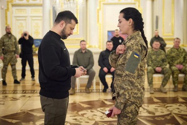 Фото: twitter.com/VovkyDaVinchi, Зеленский награждает главу медицинской службы батальона Волки Да Винчи Алину Михайлову