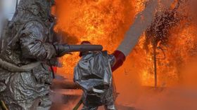 украинские пожарные тушат пожар после удара по энергетической инфраструктуре