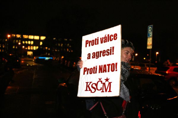 Против войны и агрессии! Против НАТО! Против войны и агрессии! Против НАТО!