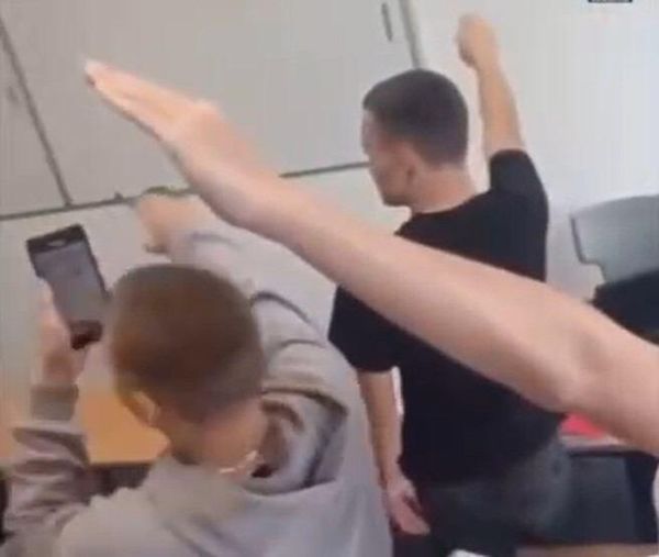 Фото: Студенты колледжа на севере Польши спровоцировали скандал, распевая нацистские песни в ходе празднования сочельника 