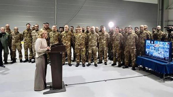 Дж.Мелони на авиабазе Шауляй в Литве Дж.Мелони на авиабазе Шауляй в Литве